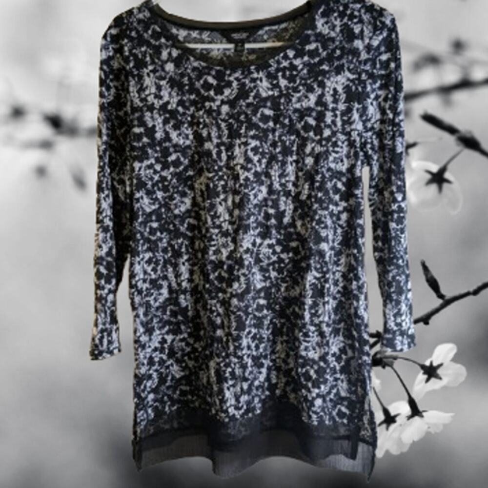 Simply Vera medium 3/4 sleeve black and white polyester woman's casual top.